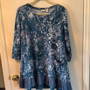 LOGO by Lori Goldstein Blue Floral Print Tunic with Ruffle Hem & pockets.